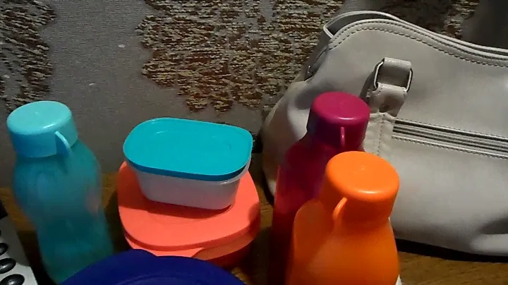 Возьмите с собой еду на работу, приготовленную дома - это удобно с Tupperware, полезно и вкусно. -)